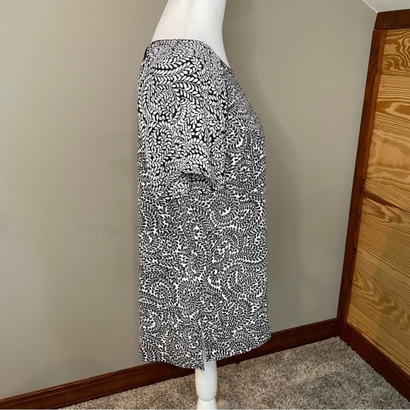 Ann Taylor Loft Black White Floral Vine Print Short Sleeve Top Medium - Picture 2 of 7